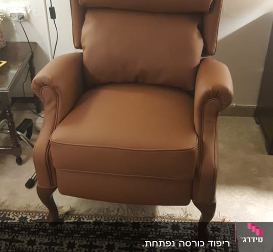 כורסה מרופדת חומה על שטיח מעוצב